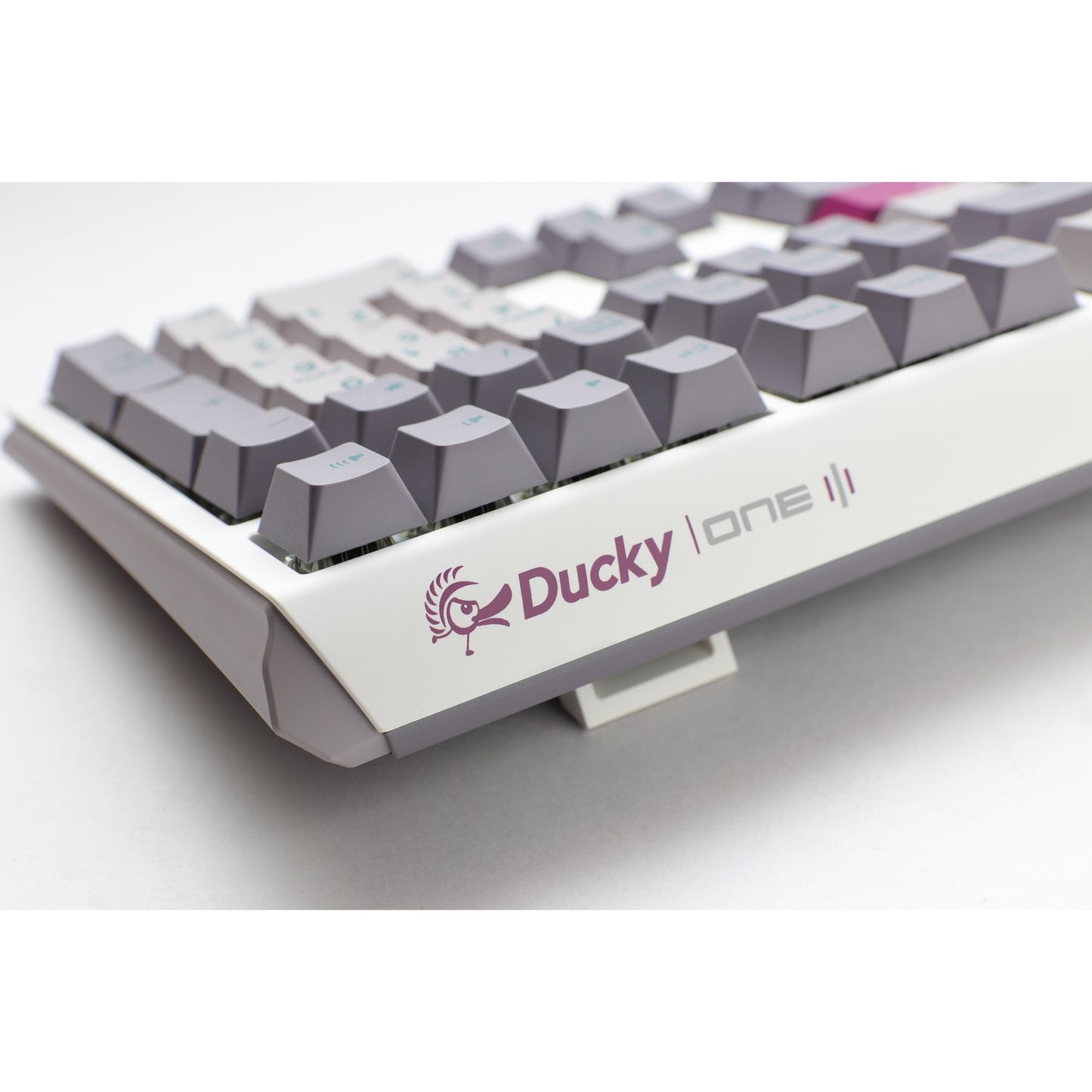 Ducky one 3 grigio nebbia, tastiera (grigio chiaro, layout us, rosso ciliegia mx, led rgb, pbt double-shot, hot-swapable, meccanica quack)
