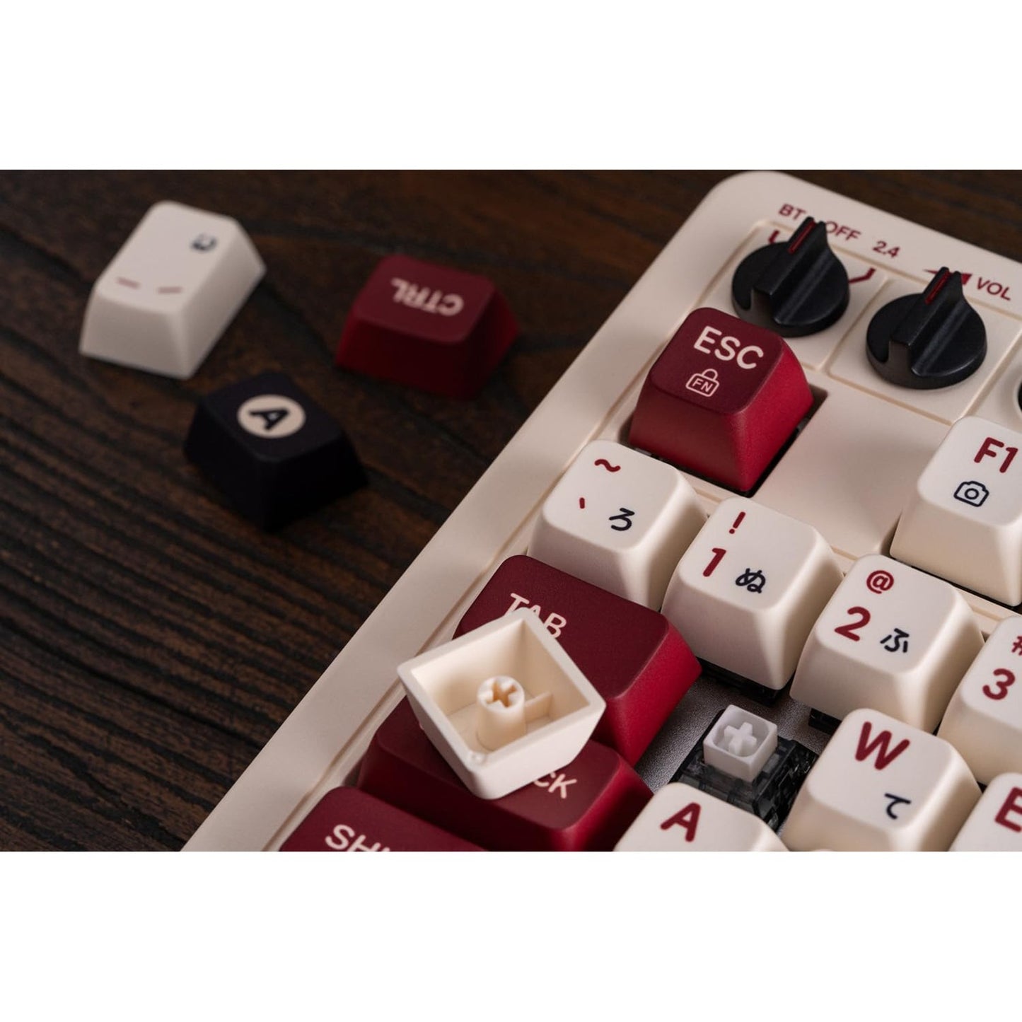 8bitdo retro mechanical keyboard fami edition (beige, us lay-out (qwerty), kailh box white, 100%, bluetooth low energy, wireless 2.4g, usb)