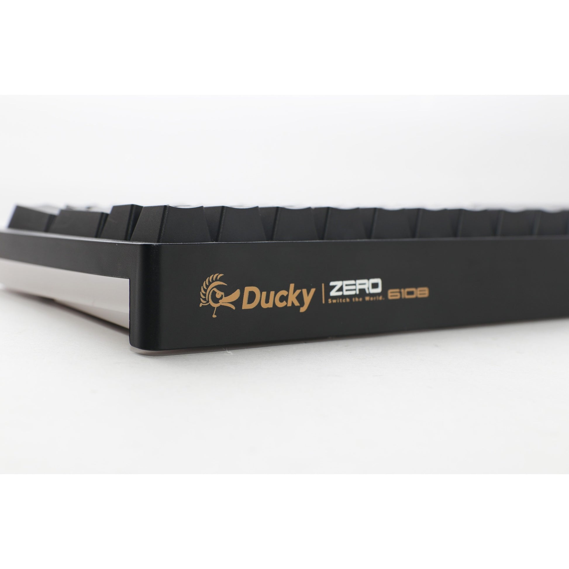Ducky zero 6108 classic black rgb mechanisch gaming toetsenbord (zwart, us lay-out (qwerty), cherry mx2a brown, 100%, rgb leds, double-shot pbt, hot swap, 2.4ghz | bluetooth | usb-c)