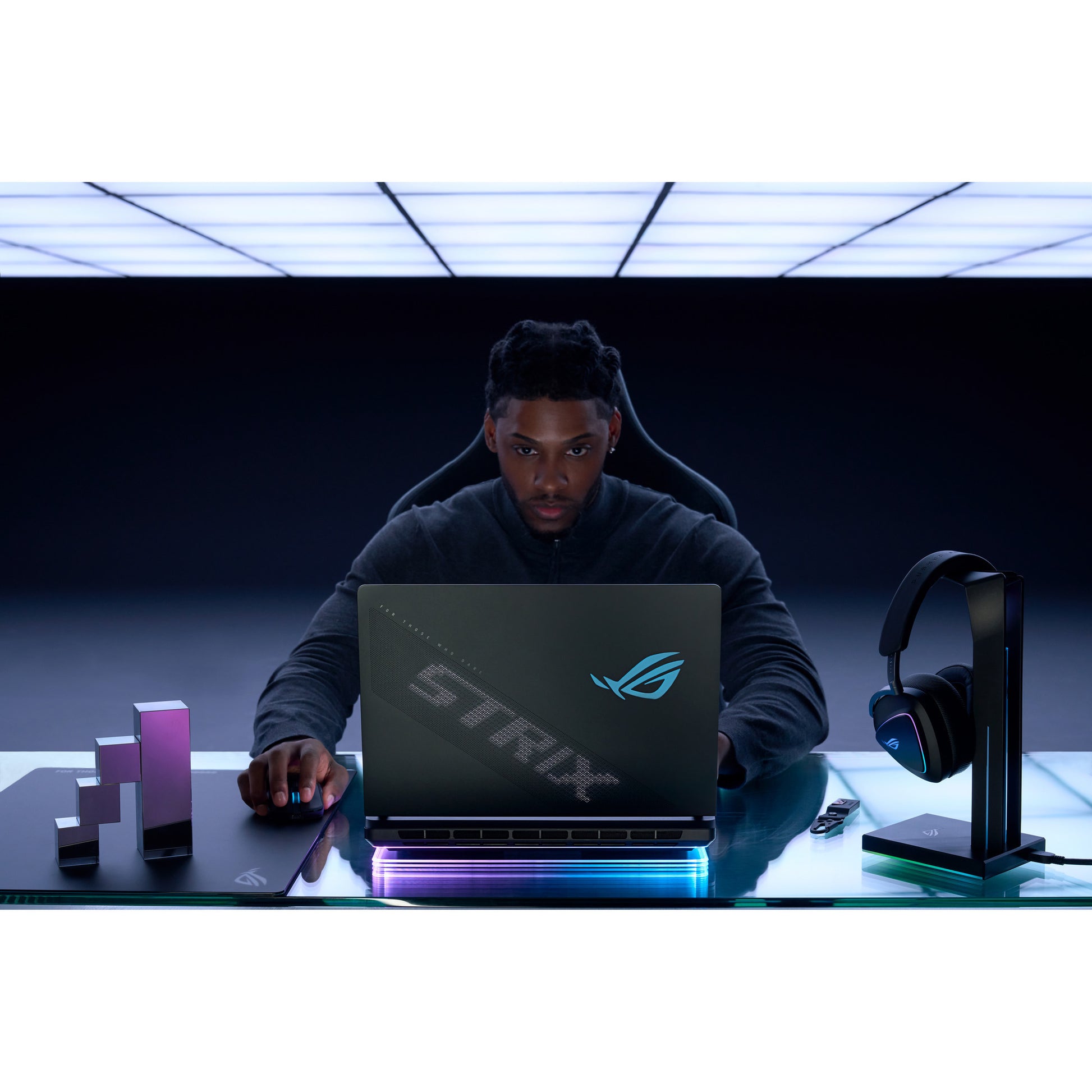 Asus ROG Strix Scar 18 G835LX-SA012W 18 laptop da gioco (Nero | Core Ultra 9 275HX | RTX 5090 | 64 GB | SSD da 4 TB | 240 Hz)