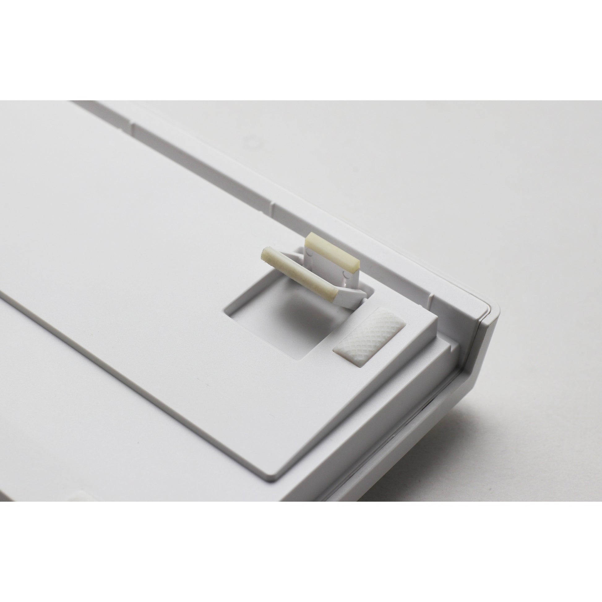 Ducky zero 6108 pure white rgb mechanisch gaming toetsenbord (wit, us lay-out (qwerty), cherry mx2a brown, 100%, rgb leds, double-shot pbt, hot swap, 2.4ghz | bluetooth | usb-c)