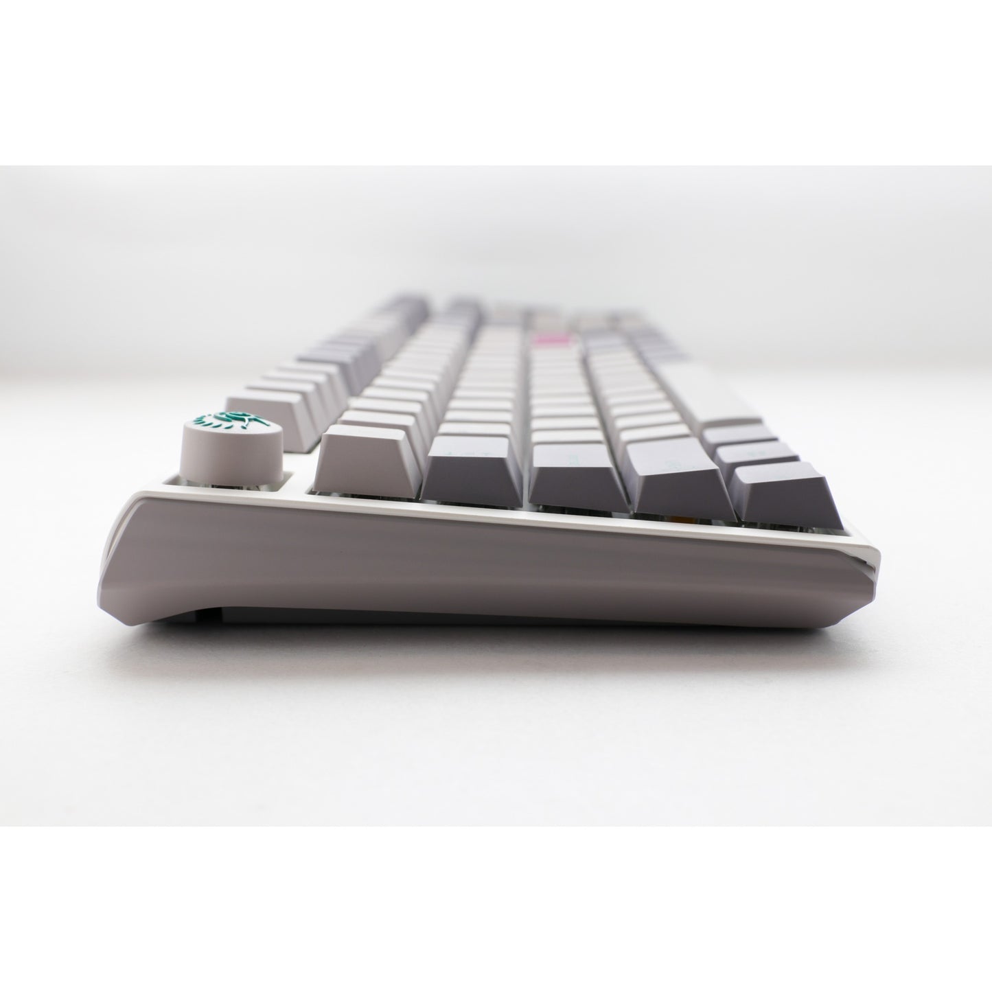 Ducky one 3 grigio nebbia, tastiera (grigio chiaro, layout us, rosso ciliegia mx, led rgb, pbt double-shot, hot-swapable, meccanica quack)