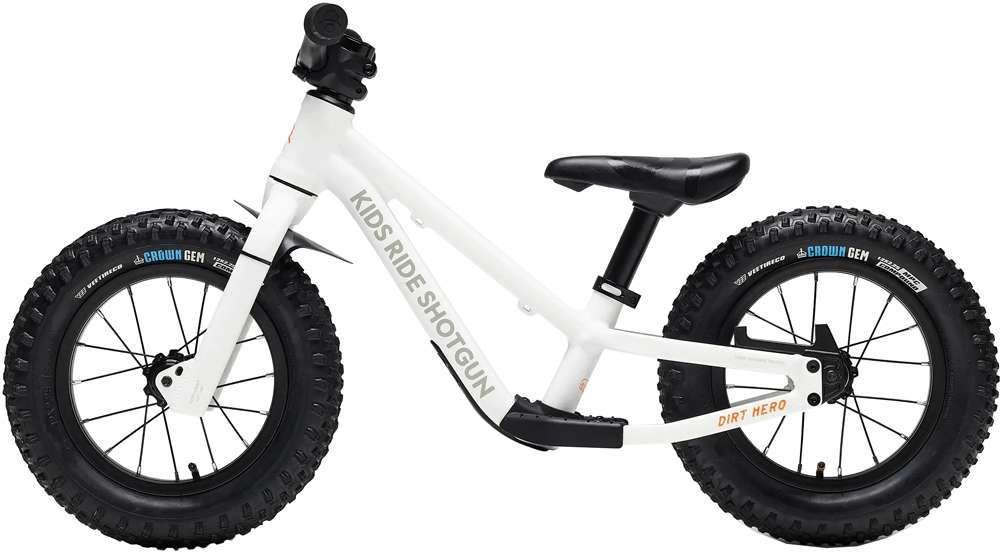 I bambini guidano la bici da corsa Shotgun Dirt Hero 12