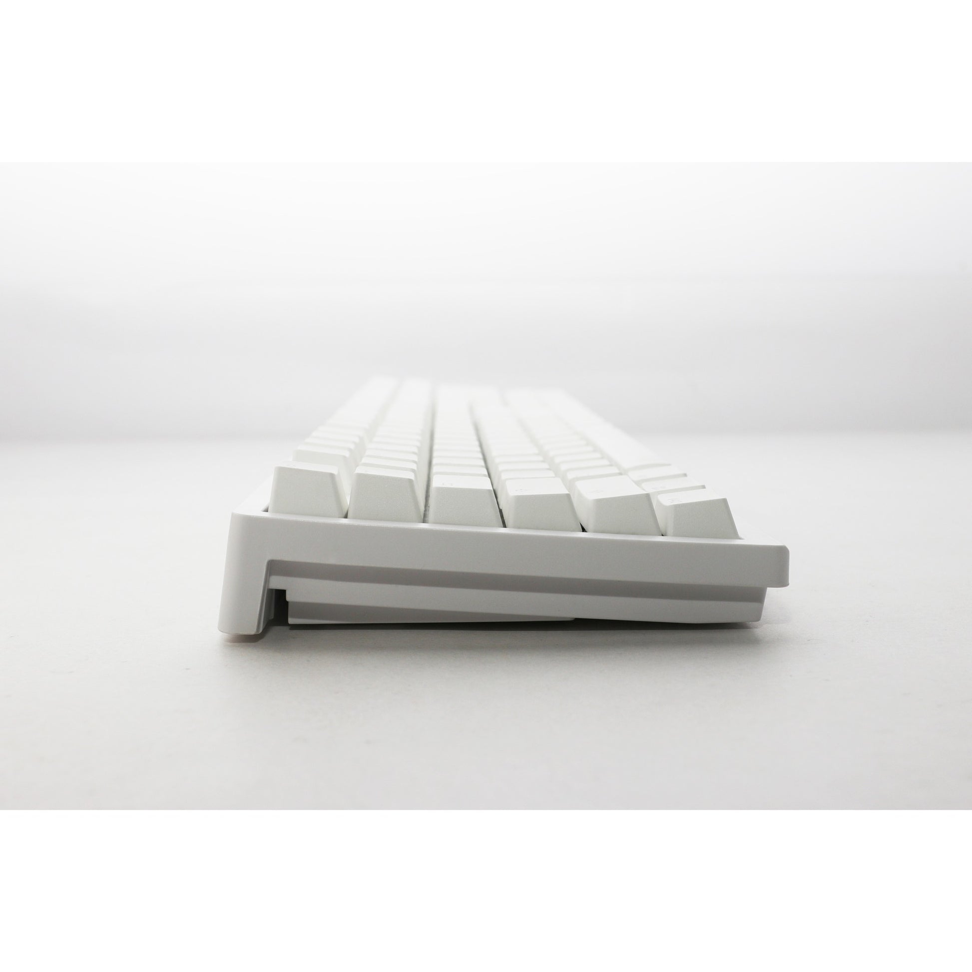 Ducky zero 6108 pure white rgb mechanisch gaming toetsenbord (wit, us lay-out (qwerty), cherry mx2a speed silver, 100%, rgb leds, double-shot pbt, hot swap, 2.4ghz | bluetooth | usb-c)