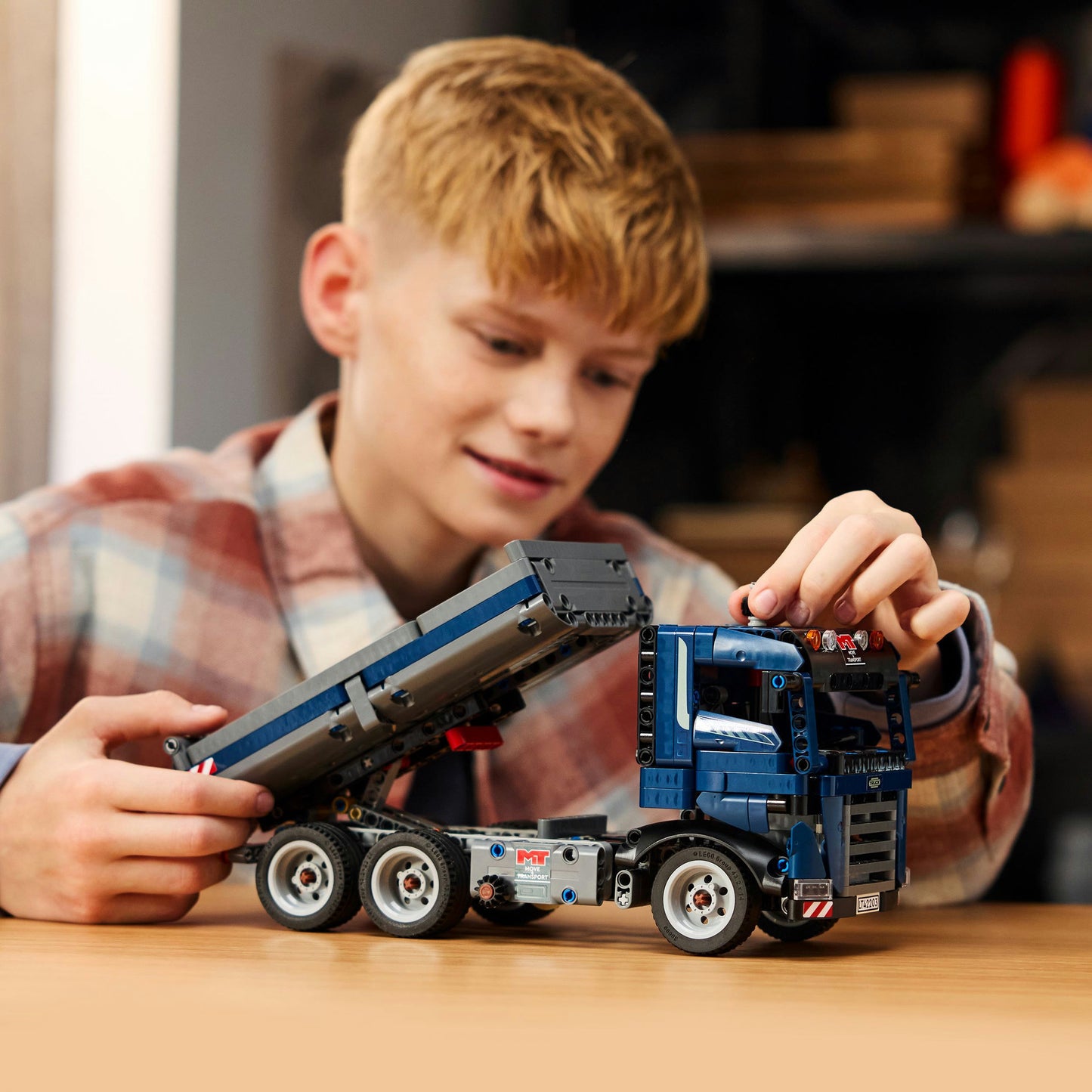 Camion Lego Technic 42203 con funzione di inclinazione
