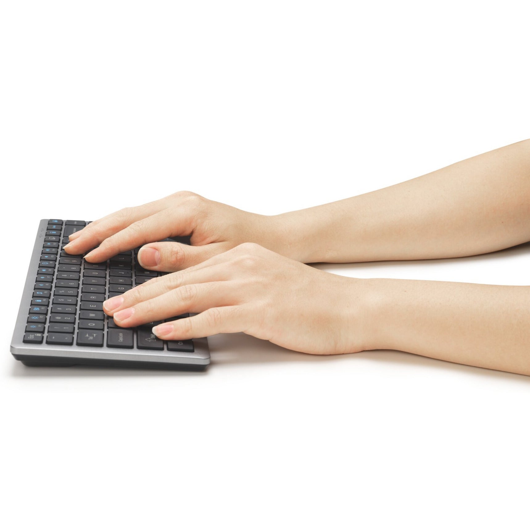 Tastiera compatta multidispositivo ricaricabile Kensington KB435 EQ (grigia, layout internazionale USA (QWERTY), interruttori a forbice, 80% (TKL), USB, 2,4 GHz, Bluetooth 5.4)