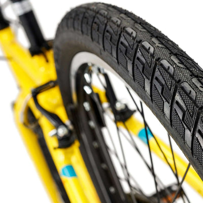 Bicicleta para niños con cinturón de grado 6 de la Academia.