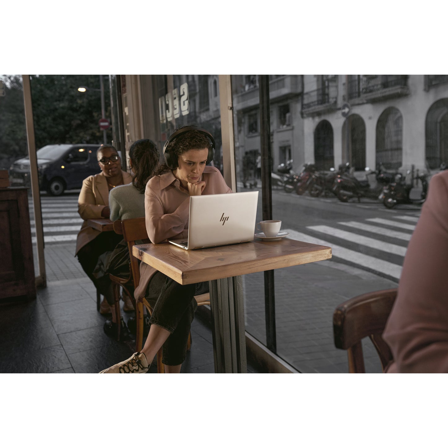 Laptop hp elitebook 8 g1i (ad3t7et) 16 copiloto+ (plateado | core ultra 7 258v | gráficos intel arc | 32 GB | SSD de 1 TB)