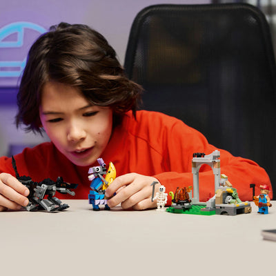 LEGO 77075 Fortnite Peely y Sparkplugs Camp