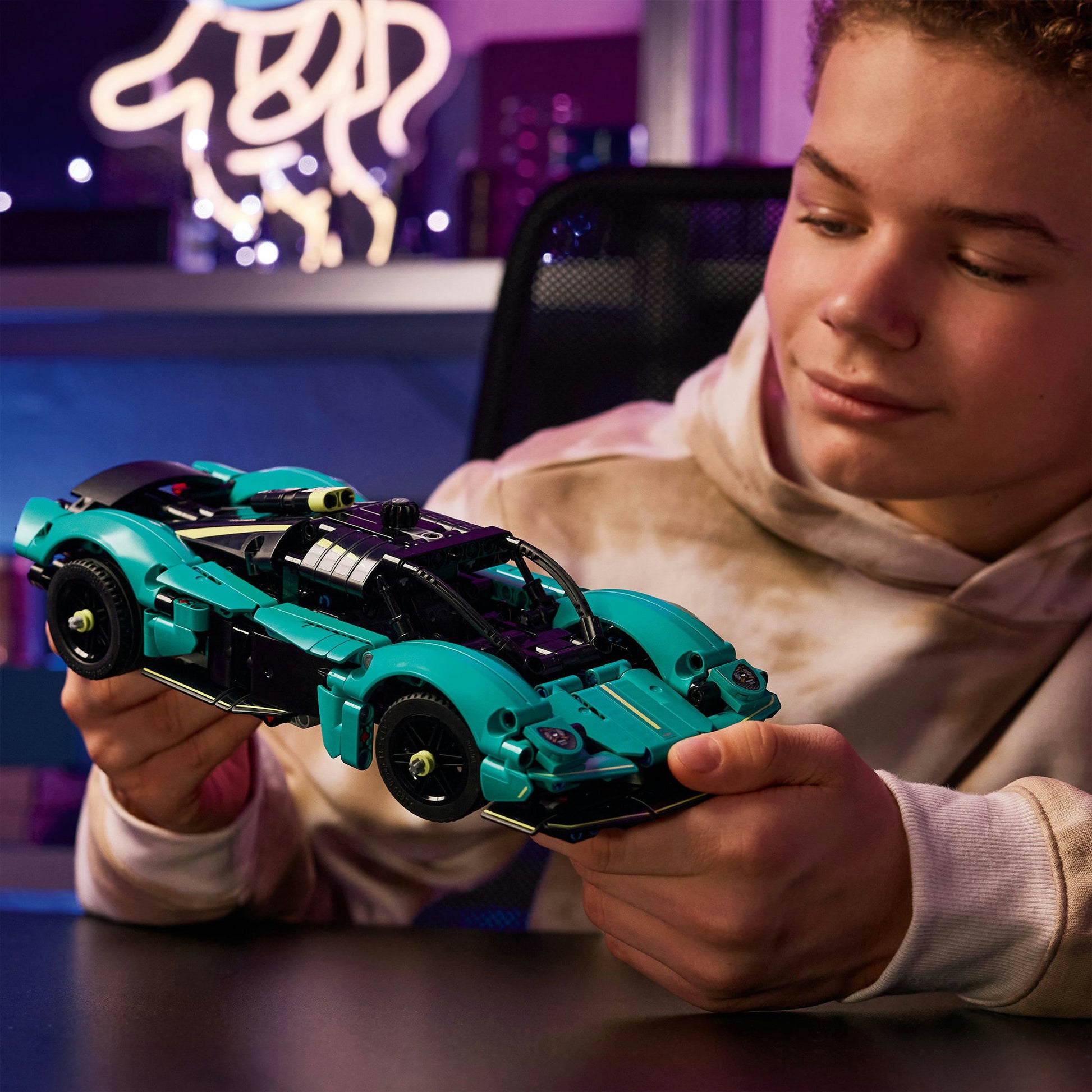 LEGO 42208 Technic Aston Martin Valkyrie