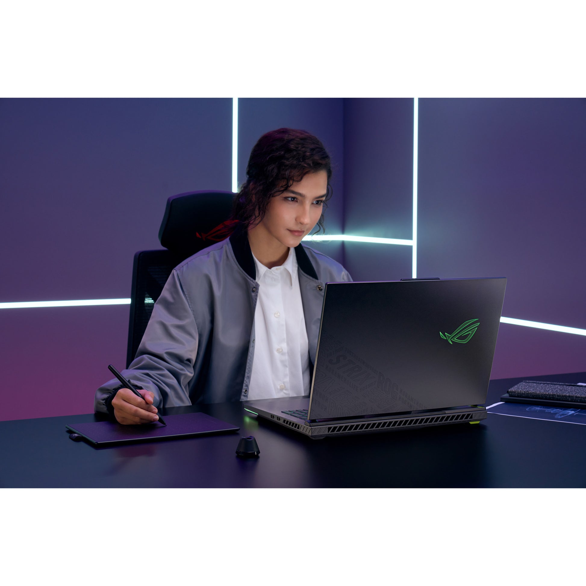 Laptop da gioco Asus ROG Strix G18 G814PM-S8009W 18 (Grigio | R9 7940HX | RTX 5060 | 16 GB | SSD da 1 TB)