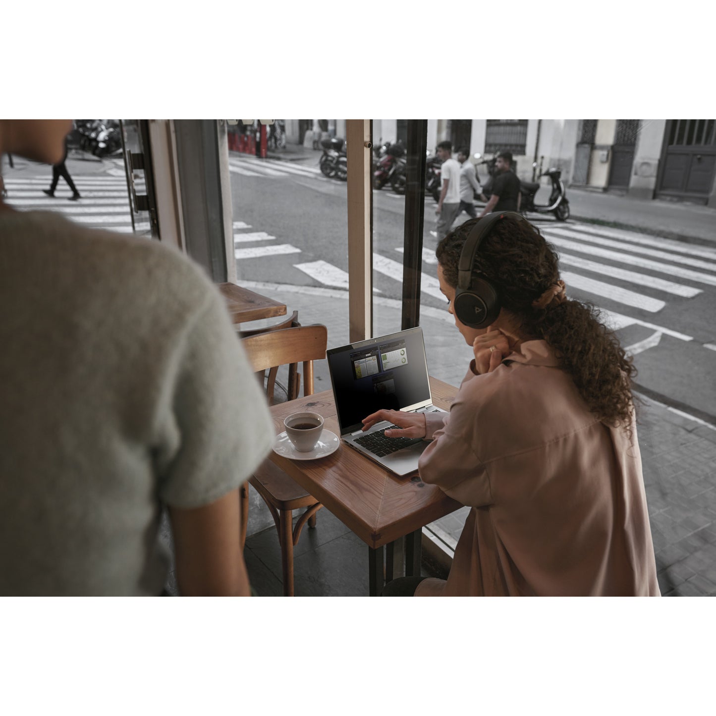 Laptop hp elitebook 8 g1i (ad3t7et) 16 copiloto+ (plateado | core ultra 7 258v | gráficos intel arc | 32 GB | SSD de 1 TB)