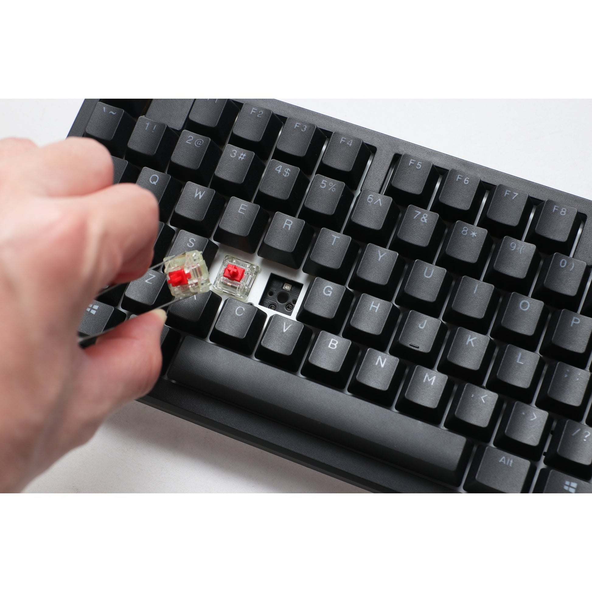 Ducky zero 6108 classic black rgb mechanisch gaming toetsenbord (zwart, us lay-out (qwerty), cherry mx2a red, 100%, rgb leds, double-shot pbt, hot swap, 2.4ghz | bluetooth | usb-c)