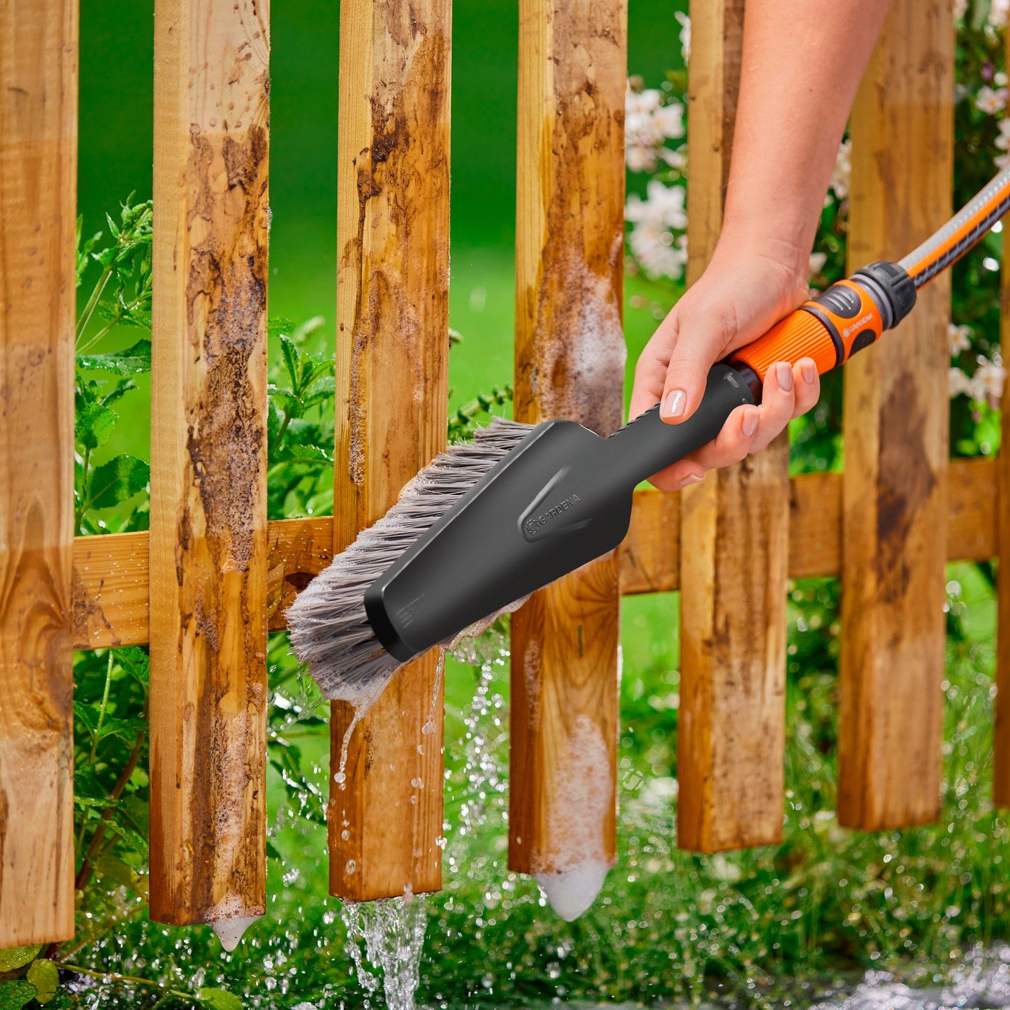 GardenA CleanSystem Handbrush M Soft, con conexión de manguera