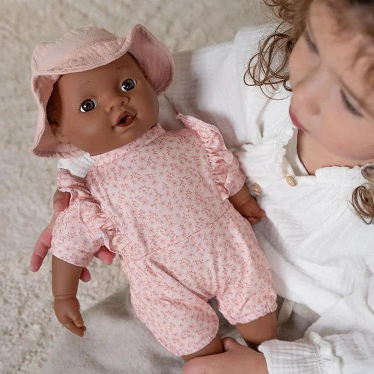 La piccola bambola olandese è vestita di rosa