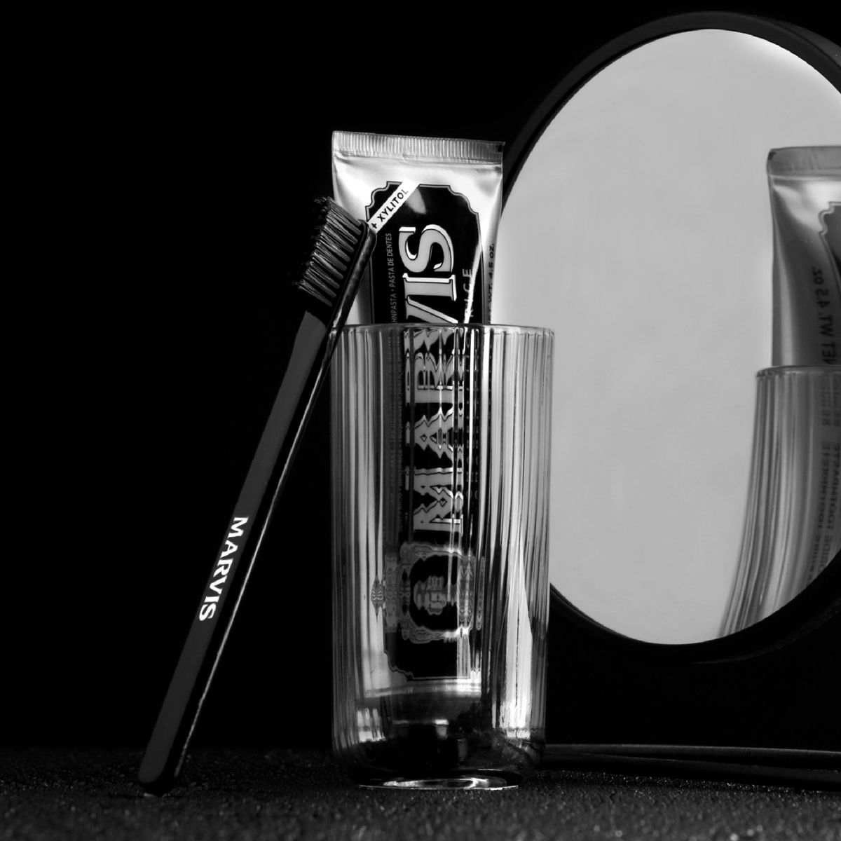 Spazzolino da denti Marvis nero medio