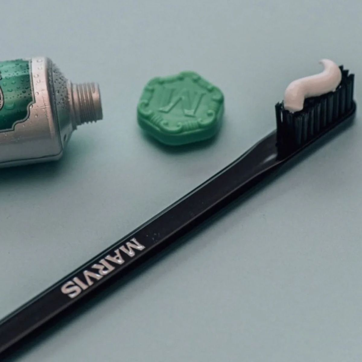 Spazzolino da denti Marvis nero medio