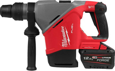 Martello combinato batteria Milwaukee m18 fhaco540-122c | una chiave | 40 mm | sds-max | incluse 2 batterie m18 fb12 e caricabatterie m12-18fc | nella custodia da trasporto - 4933493138