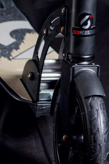 Sei gradi a 2 ruote a 2 ruote con pneumatici per pneumatici nero oro nero