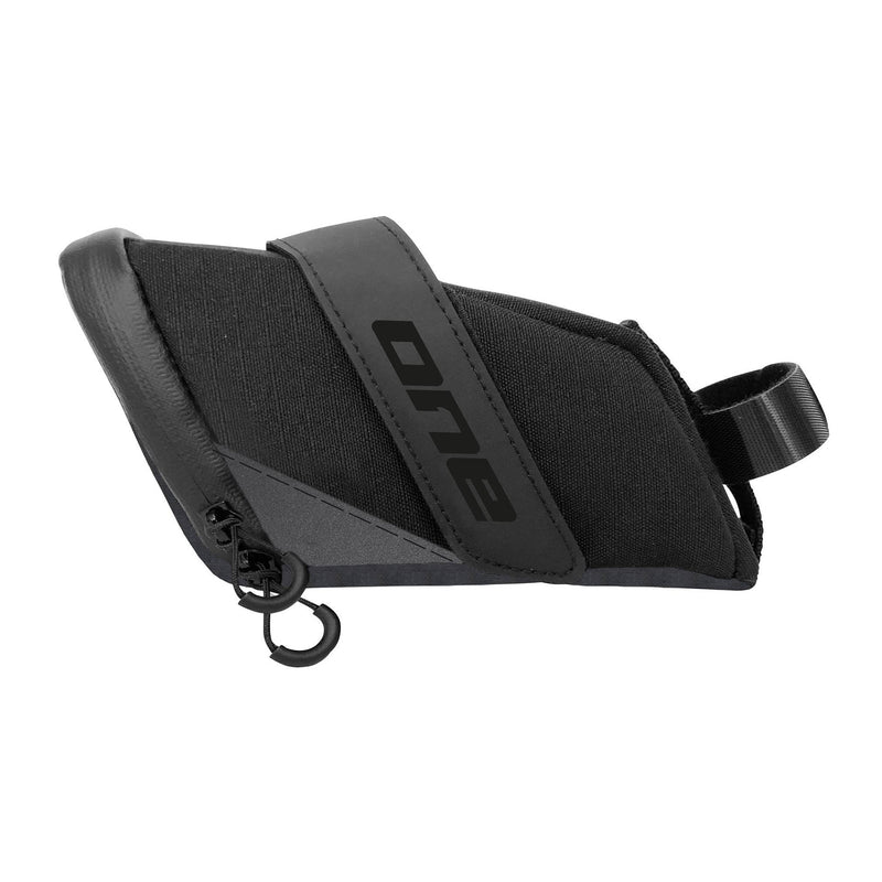 Una borsa da sella 50 L (700 ml) nera